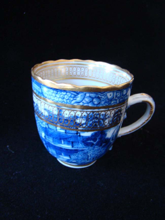 A fabulous pair of Chinese Export Porcelain "Imperial Nanking" coffee cups circa 1785 — image 3